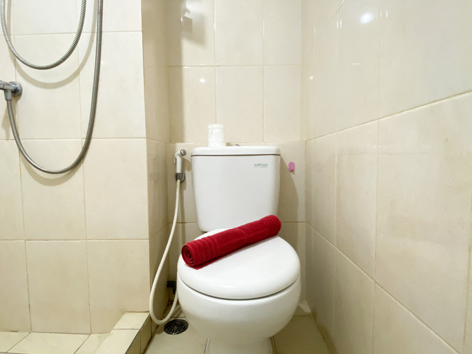Bathroom 5, Restful and Simply Studio Springlake Summarecon Bekasi Apartment By Travelio, Bekasi