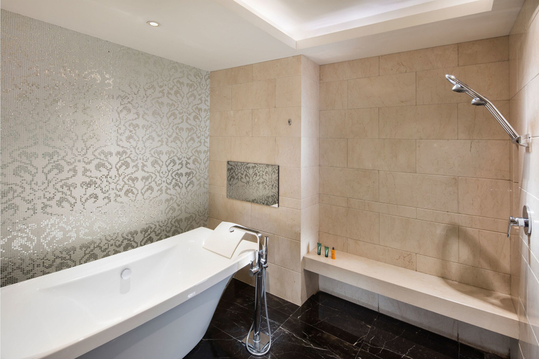 Bathroom 4, Hilton Shijiazhuang, Shijiazhuang