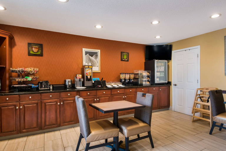 Food & Drinks 5, Surestay Plus By Best Western Jackson, Madison
