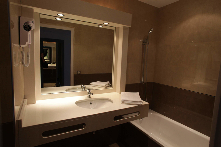 Bathroom 4, Hôtel Les Trois Roses, Grenoble Meylan, Isère