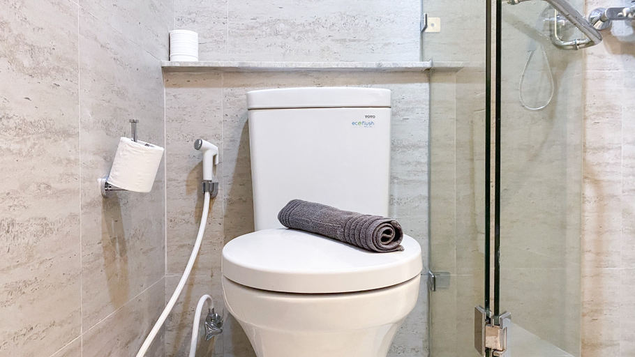 Bathroom 5, Modern Look and Warm 1BR at Gold Coast Apartment By Travelio, Jakarta Utara
