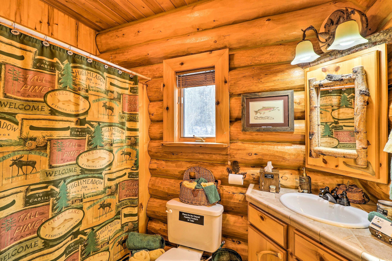 Bathroom 3, Cozy Glacier Park Log Cabin - 'best in the West!', Flathead