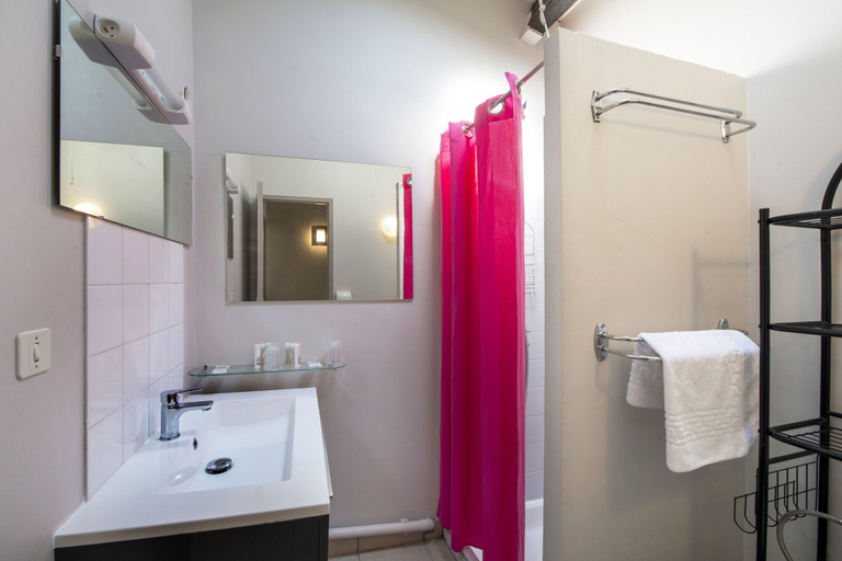 Bathroom 4, Le Moulin de Sournia - Gites, Pyrénées-Orientales