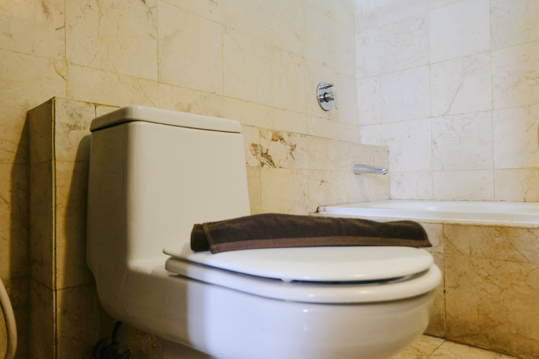 Bathroom 3, Homey and Spacious 3BR Apartment at Braga City Walk By Travelio, Bandung