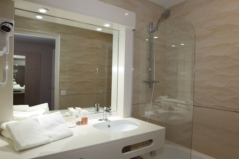 Bathroom 4, Hotel Grenoble Meylan Les 3 Roses, Isère