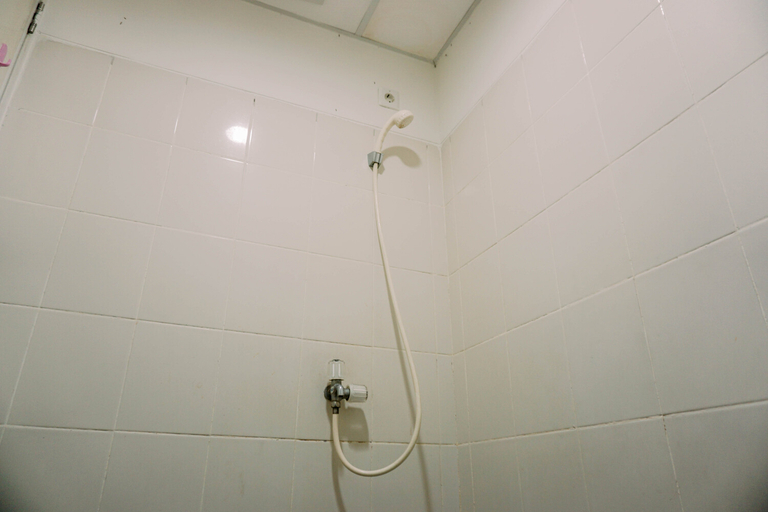 Bathroom 5, Restful and Tidy Studio at Akasa Pure Living BSD Apartment By Travelio, Tangerang Selatan