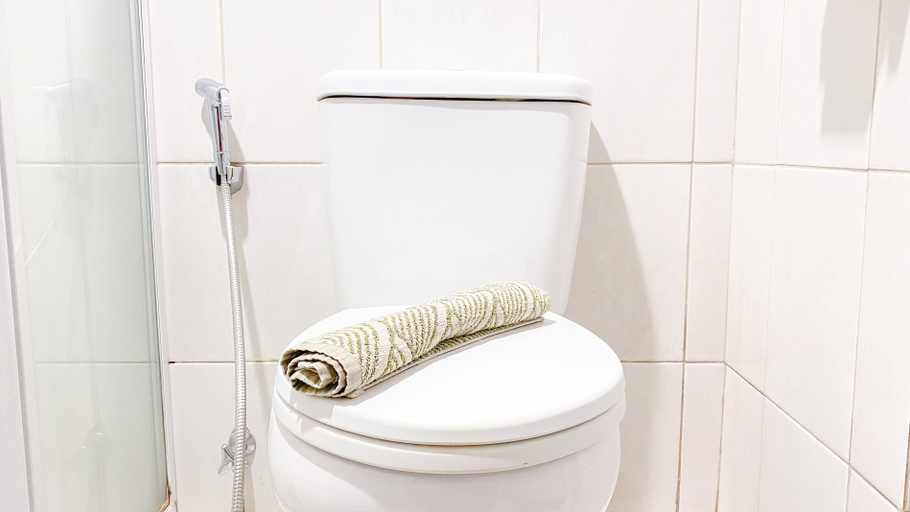 Bathroom 5, Best Elegant and Cozy Stay Studio at Thamrin Executive Apartment By Travelio, Central Jakarta