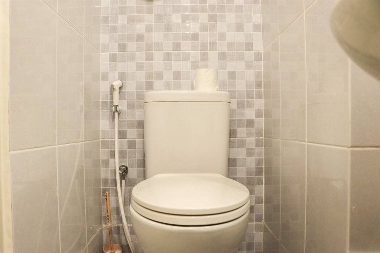 Bathroom 5, Relaxing Studio Apartment at Tokyo Riverside PIK 2 By Travelio, Tangerang