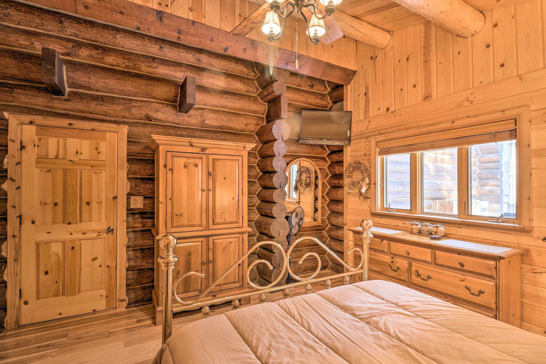Bedroom 2, Cozy Glacier Park Log Cabin - 'best in the West!', Flathead