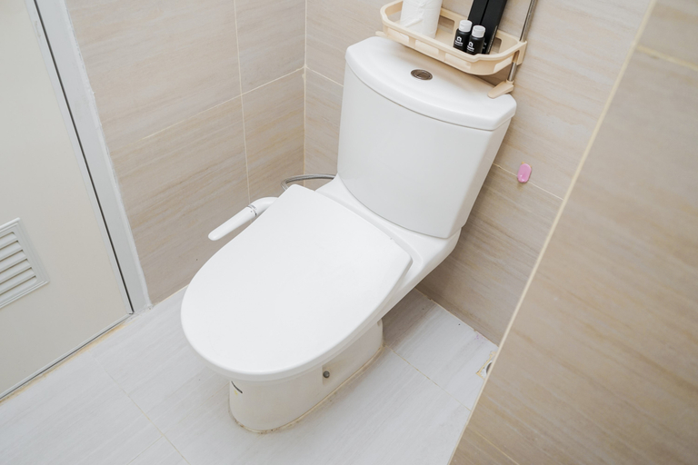 Bathroom 5, Comfort Studio The Silk Town Alexandria Apartment By Travelio, Tangerang