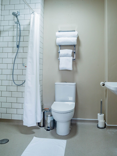 Bathroom 3, The Cricketers Inn, Hampshire