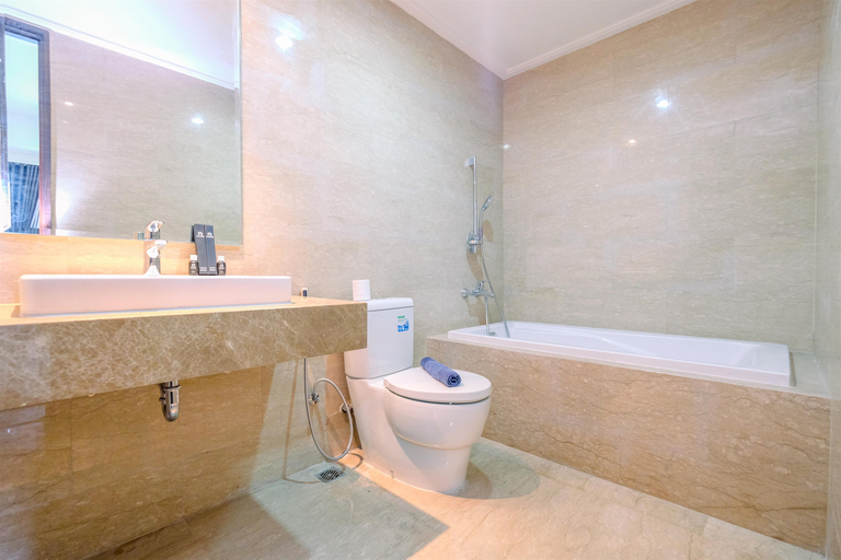 Bathroom 5, Modern Look and Comfy 2BR at Menteng Park Apartment By Travelio, Jakarta Pusat