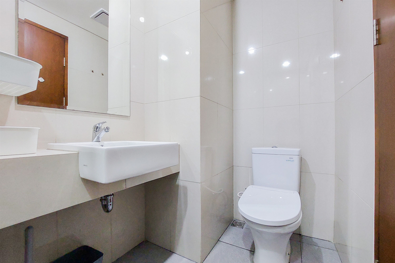 Bathroom 5, Elegant and Comfortable 2BR M-Town Signature Apartment By Travelio, Tangerang
