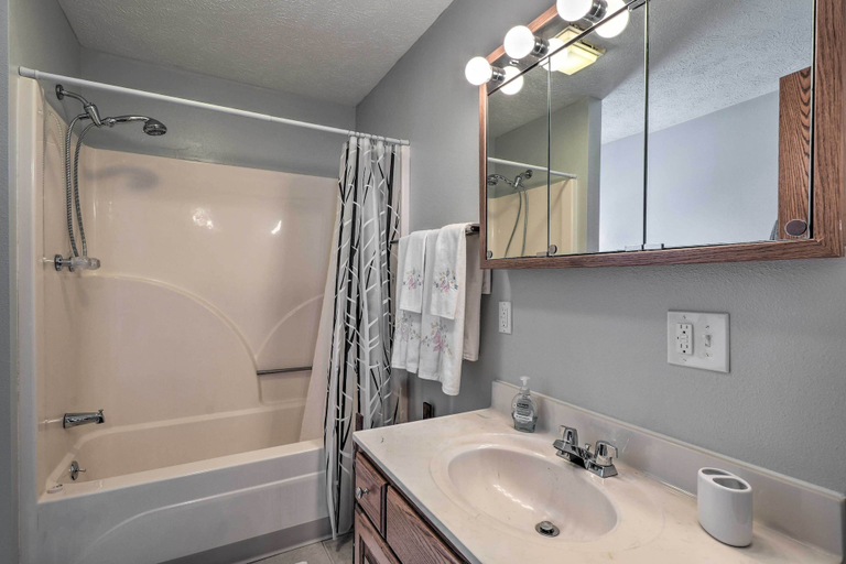 Bathroom 4, Table Rock Lake Getaway w/ Fire Pit, Deck & Grill!, Barry