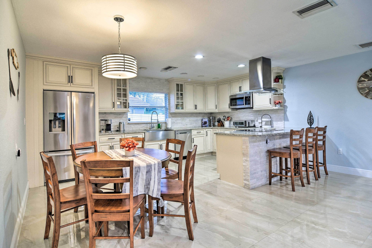 Food & Drinks 5, Updated Largo Getaway w/ Private Pool & Lanai!, Pinellas