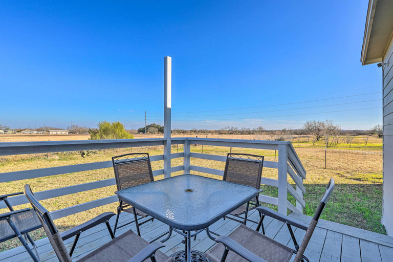Others 5, Peaceful Atascosa Home w/ Balcony & Deck!, Bexar