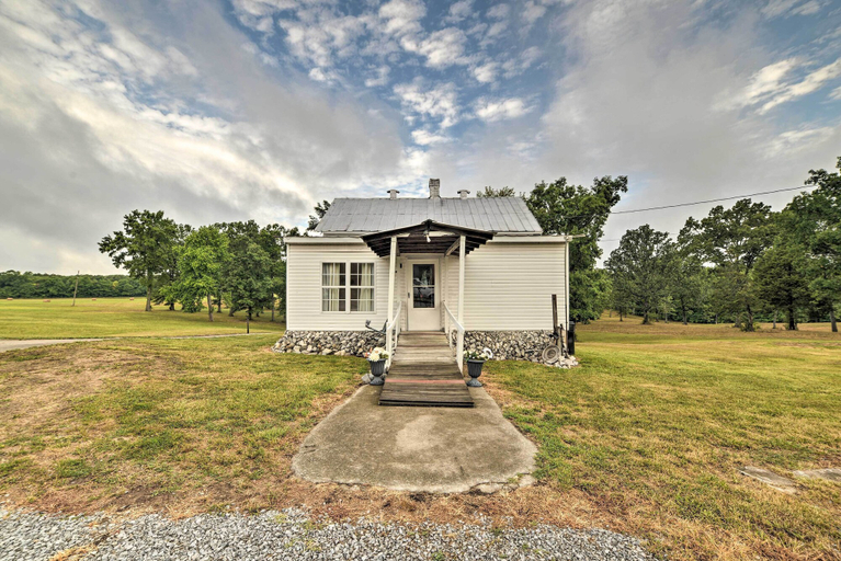 Exterior & Views 1, Serene McEwen Cottage ~ 2 Mi to Golf Course!, Humphreys