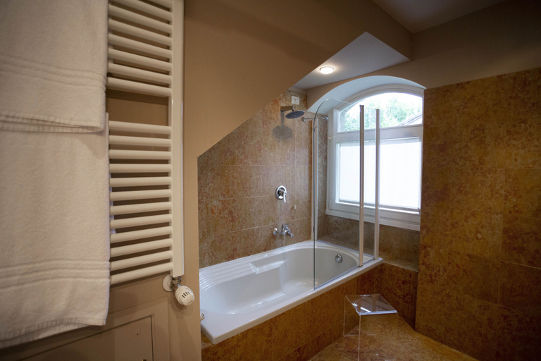 Bathroom 5, Santellone Resort, Brescia