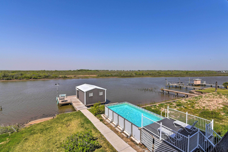 Sport & Beauty 5, Waterfront Sargent House w/ Sparkling Pool!, Matagorda