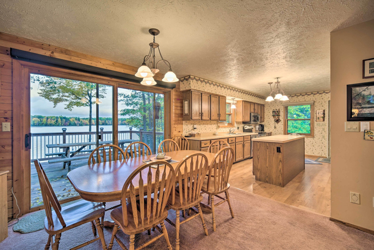 Food & Drinks, Cozy Hayward Cottage w/ Dock & Lakefront View, Sawyer
