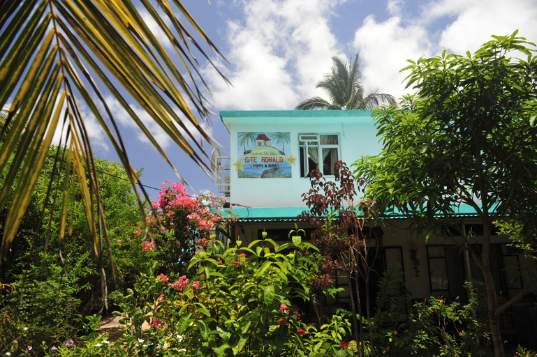 Exterior & Views