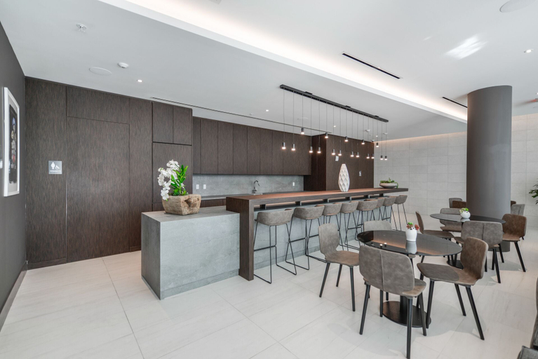 Food & Drinks 5, Poolside District Condo - We Host, Miami-Dade