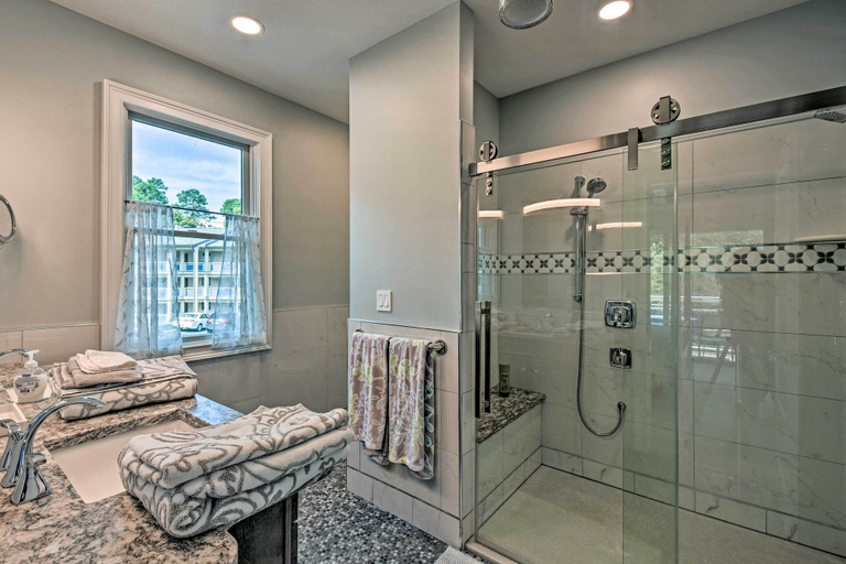 Bathroom 4, Lake Keowee Condo w/ Balcony & Community Perks, Oconee