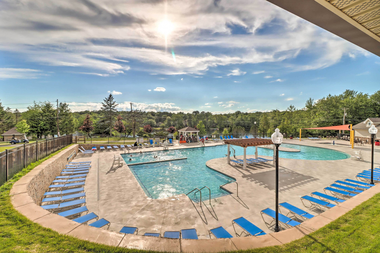 Sport & Beauty 5, Tobyhanna Vacation Home w/ Community Pool Access, Monroe
