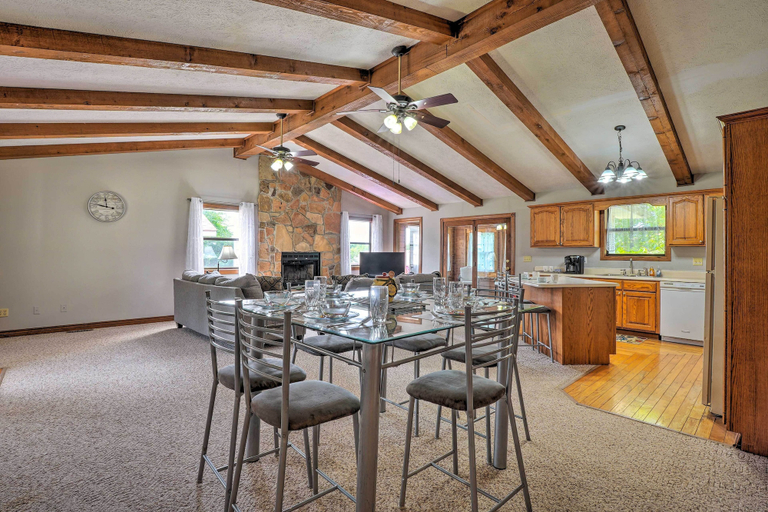 Food & Drinks, Table Rock Lake Getaway w/ Fire Pit, Deck & Grill!, Barry