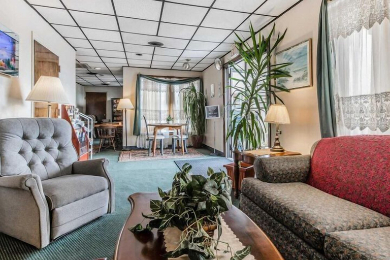 Others 4, Horseshoe Curve Lodge, Blair