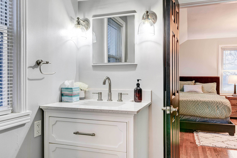 Bathroom 3, Luxurious Detroit Home - Walk to Golf & Park!, Wayne