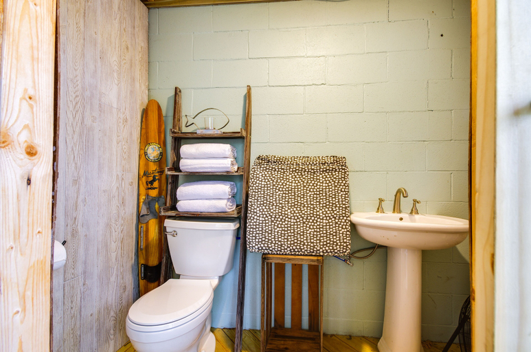 Bathroom, Waterfront Ozarks Home w/ Hot Tub, Bar & Dock, Camden