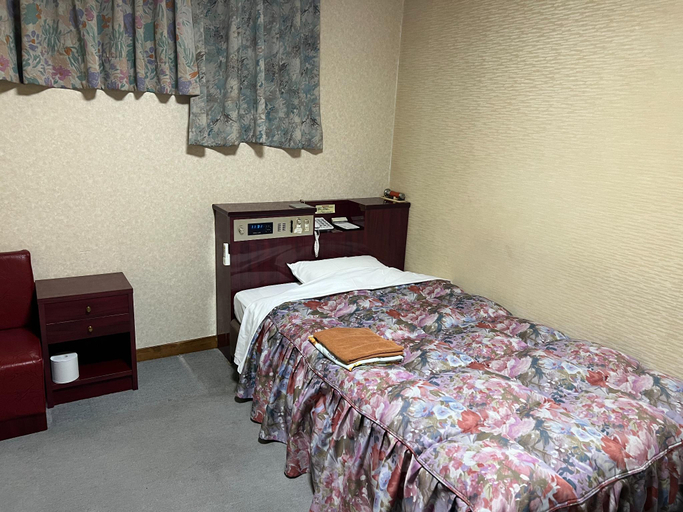 Bedroom 1, minutes walk from JR Mihara Station "Nice Inn Mi, Mihara