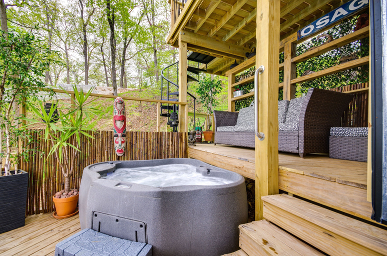 Sport & Beauty 1, Waterfront Ozarks Home w/ Hot Tub, Bar & Dock, Camden