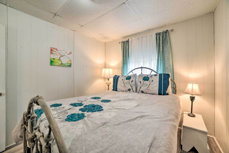 Bedroom 2, Serene McEwen Cottage ~ 2 Mi to Golf Course!, Humphreys