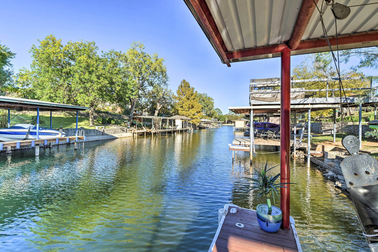 Sport & Beauty, Granbury Home w/ Lake Granbury Access + Dock!, Hood