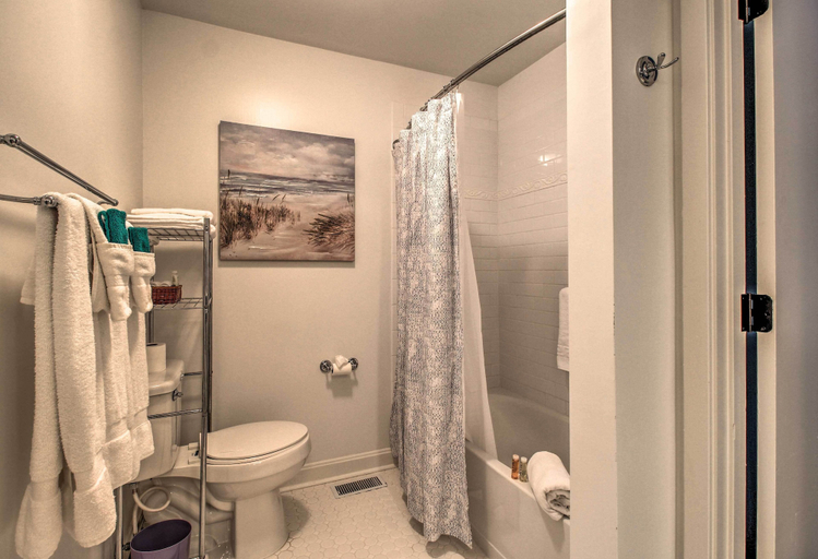 Bathroom 4, Home w/ Private Courtyard - Walk to Coligny Beach!, Beaufort