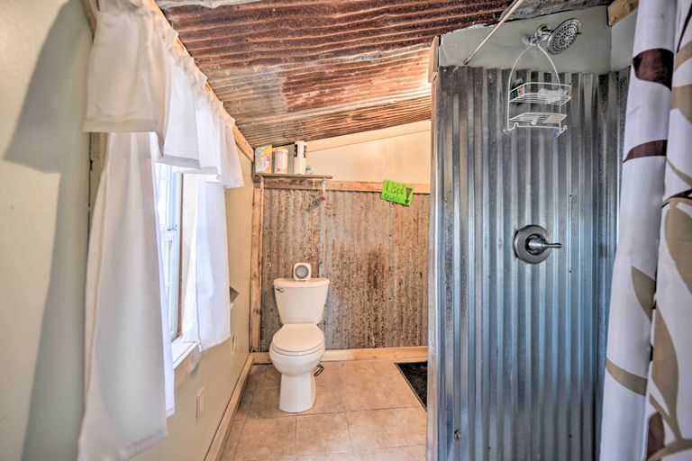 Bathroom 4, Pet-friendly Harper Farmhouse w/ Large Deck!, Gillespie