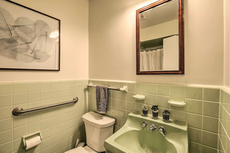 Bathroom 4, Easy Hiking & Sightseeing! Kingsport Home w/ Deck, Sullivan