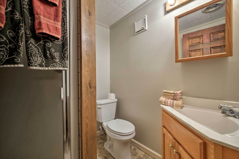 Bathroom 4, Waterfront Lake Barkley Home w/ Deck & Fire Pit!, Trigg
