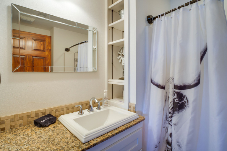 Bathroom 3, Rustic Missouri Vacation Rental w/ Hill Views!, Dade