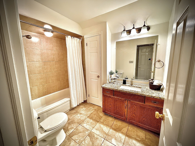 Bathroom 3, Settlers Suites, Niagara