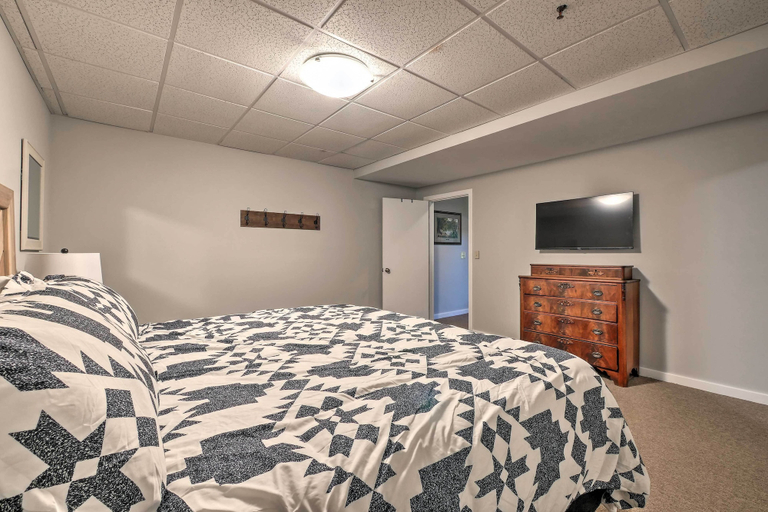 Bedroom 3, 'the Red Pine Cabin' w/ Private Pond & Dock!, Holmes
