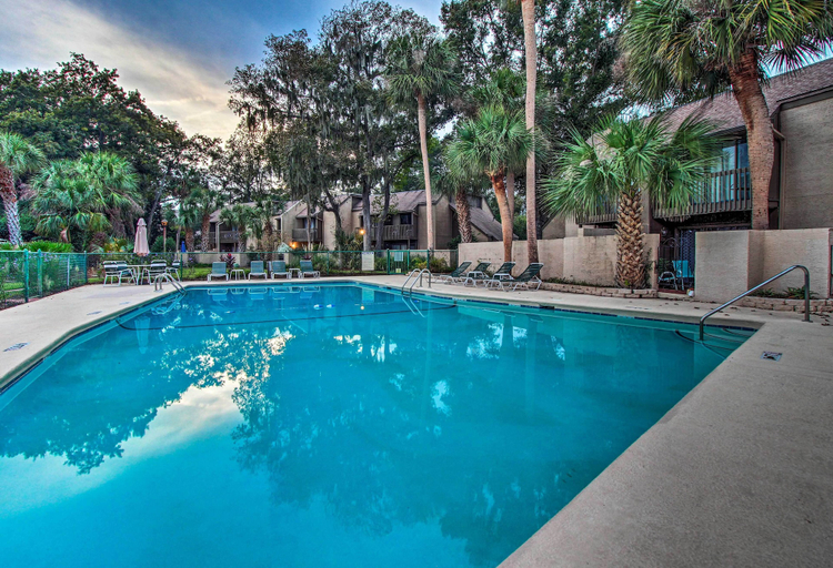 Sport & Beauty, Home w/ Private Courtyard - Walk to Coligny Beach!, Beaufort