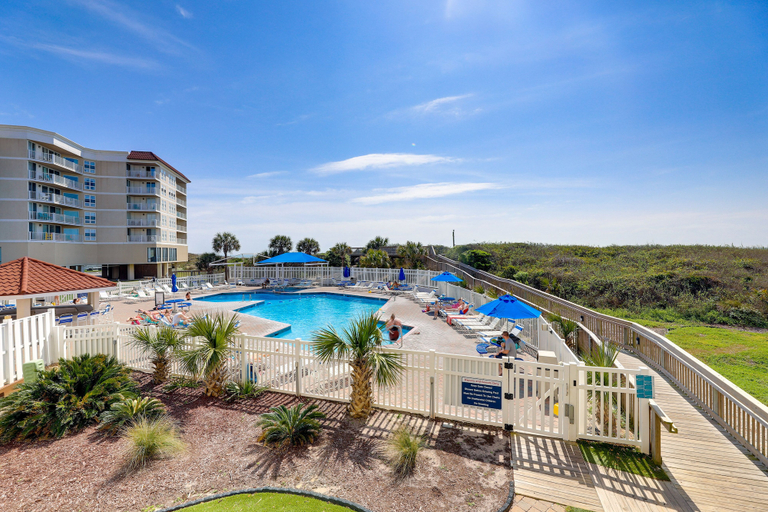 Sport & Beauty 5, North Carolina Escape w/ Balcony & Pool Access!, Onslow