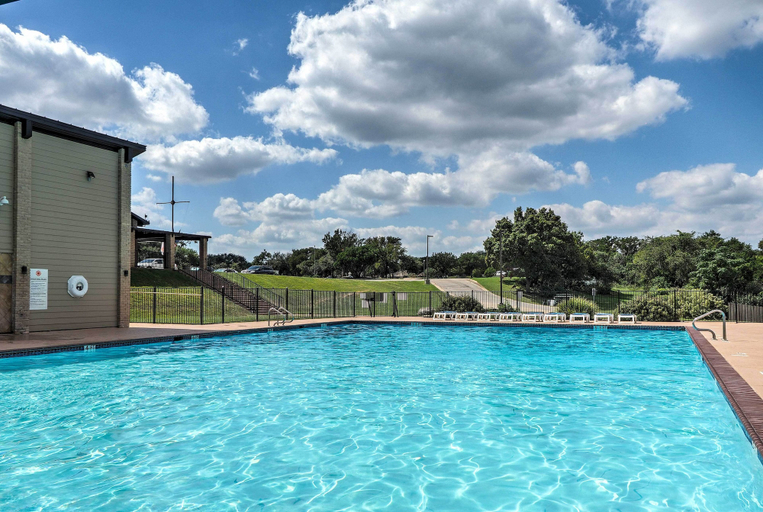 Sport & Beauty, Modern Lago Vista Home w/ Pool & Lake Access!, Travis