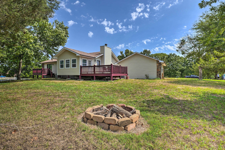 Exterior & Views 2, Table Rock Lake Getaway w/ Fire Pit, Deck & Grill!, Barry
