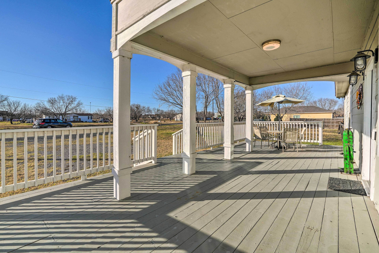 Others 4, Peaceful Atascosa Home w/ Balcony & Deck!, Bexar