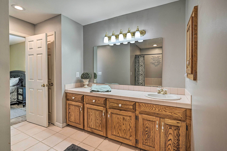 Bathroom 4, Stunning Sumter Home on Active 330-acre Farm!, Sumter