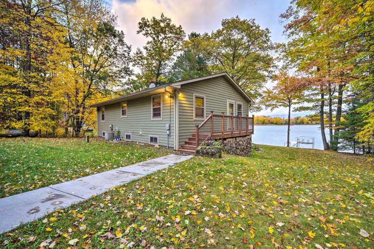 Exterior & Views 2, Cozy Hayward Cottage w/ Dock & Lakefront View, Sawyer